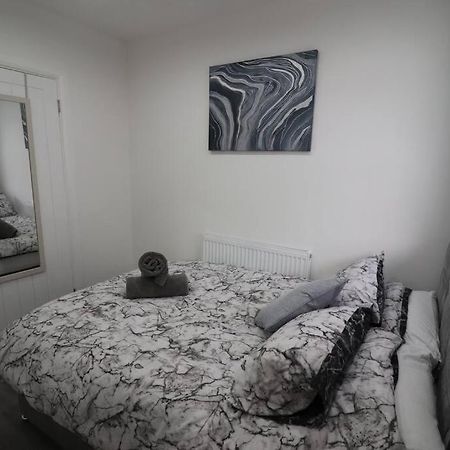 Cosy Two Bedroom First Floor Apartment Birmingham Luaran gambar