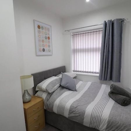 Cosy Two Bedroom First Floor Apartment Birmingham Luaran gambar