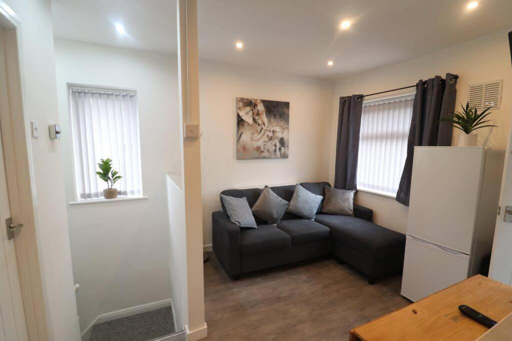 Cosy Two Bedroom First Floor Apartment Birmingham Luaran gambar